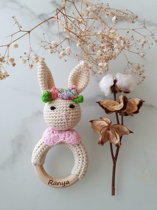 personalisierbare Häkelrassel-Hase rosa